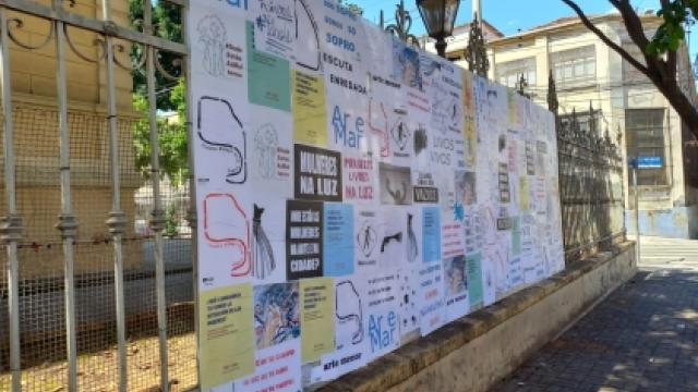 Cartazes feitos pelo grupo para o evento &#039;Onde estão as mulheres na arte e na cidade?&#039;, no bairro da Luz, em São Paulo, em 2021. (Imagem: Acervo pessoal)