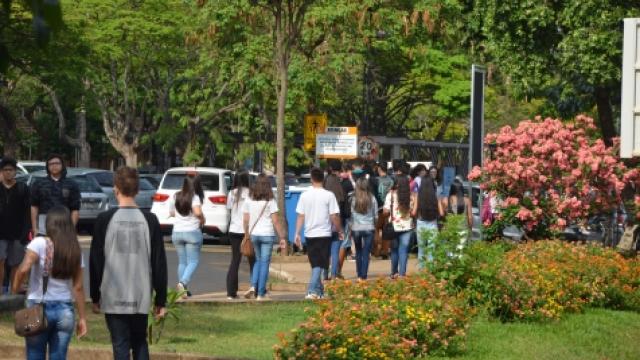 Alunas pelo campus Santa Mônica (Foto: Milton Santos) 