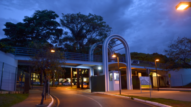 A nova iluminação representa economia para a Universidade. (Foto: Milton Santos)