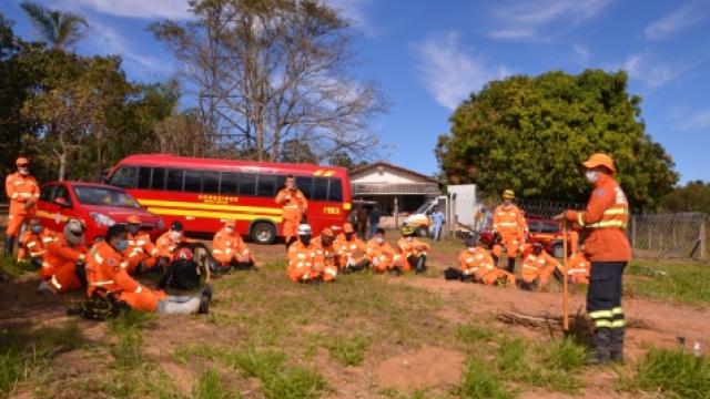Participam 24 bombeiros treinandos das cidades de Uberlândia, Uberaba, Patrocínio e Unaí (foto: Milton Santos)