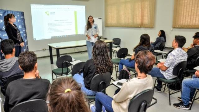 As atividades começaram em uma sala de treinamento com a participação de 15 alunos do Ensino Médio da Escola Estadual Frei Egídio Parisi, de Uberlândia. (Fotos: Milton Santos)