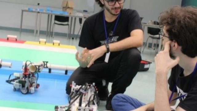 Katara (esquerda) e Toph (direita), controlados pela RoboForge, conquistam o 1º lugar em competição internacional. (Foto: RoboForge)