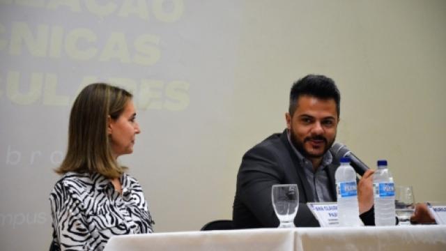 Ana Cláudia Pajuaba, coordenadora do Relam, e Murilo Vieira, diretor de Pesquisa, na abertura do evento. (Foto: Milton Santos)