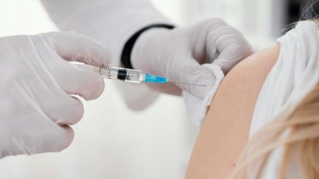 A vacinação contra o HPV é uma forma de prevenir o câncer de colo de útero. (Foto: Freepik)