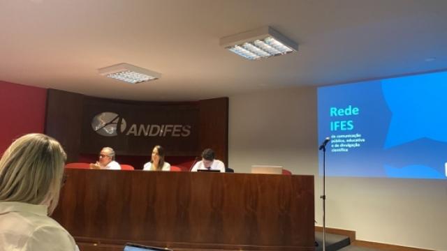 Diretora de Comunicação Social da UFU, Renata Neiva (em primeiro plano) participou do encontro. (Fotos: Divulgação/Andifes)