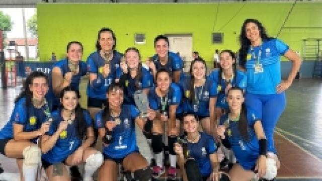 Equipe de Vôlei Feminino da UFU/Praia Clube conquistou o título do JUMs 2023. (Foto: Divulgação))