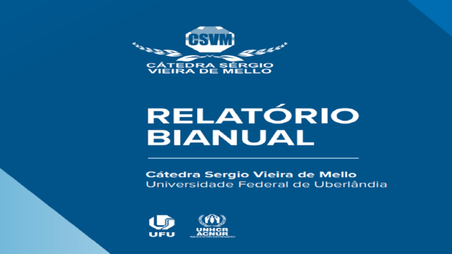 Cartaz na cor azul, com letras brancas, escrito "Relatório Bianual Cátedra Sergio Vieira de Mello Universidade Federal de Uberlândia"