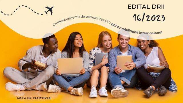 Arte de divulgação com cinco estudantes sorridentes, sentados e olhando para um tablet