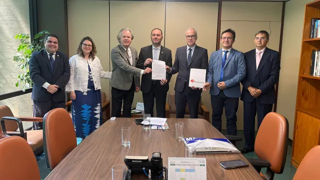 Comitiva da Andifes e presidente da Comissão de Educação da Câmara, deputado Moses Rodrigues, posam exibindo documento