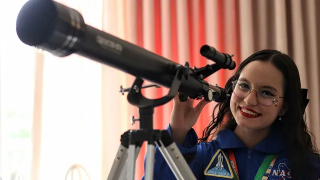 Mariana de Sá com um telescópio