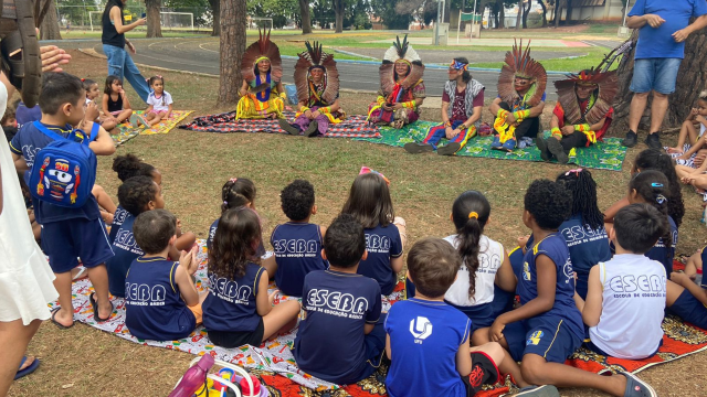 Crianças em uma roda de conversa com integrantes de comunidade indígena