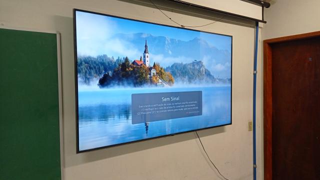 Televisor colocado em uma sala de aula para substituir uma tela de projetor