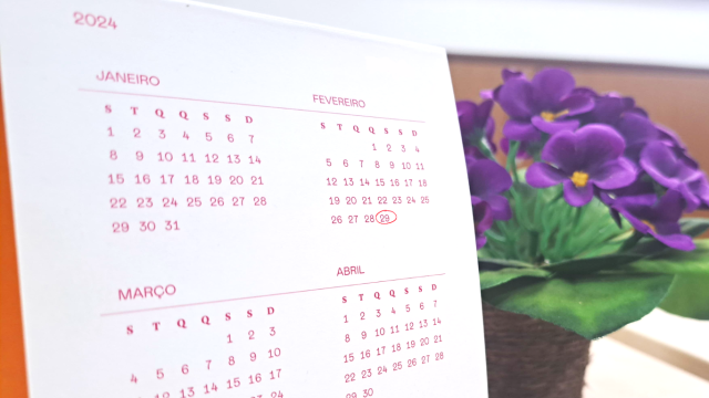 Foto colorida de um calendário de 2024 com o dia 29 de fevereiro circulado