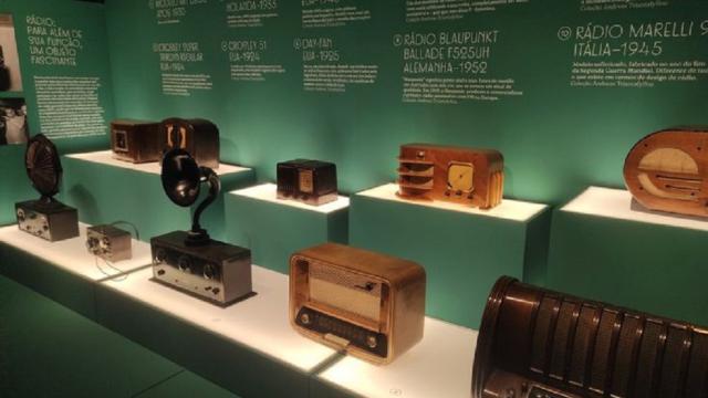 Diferentes tipos de aparelhos de rádio, de anos diferentes