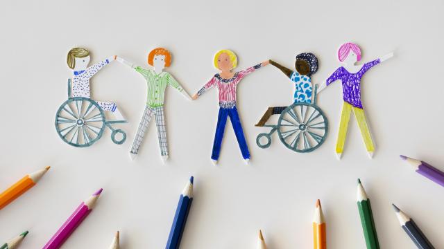 Imagem mostra lápis de cor e desenhos de pessoas com alguma deficiência, simbolizando acessibilidade e inclusividade