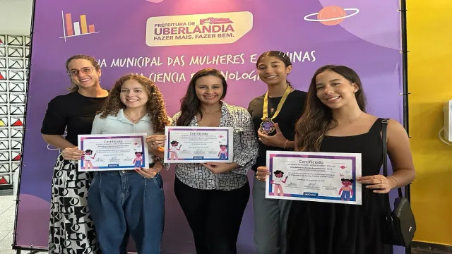 Professoras e alunas da Eseba comemoram premiação 