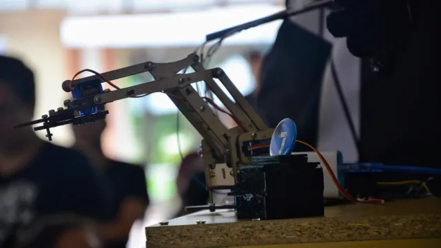 Imagem fechada de braço robótico apresentado em evento na UFU