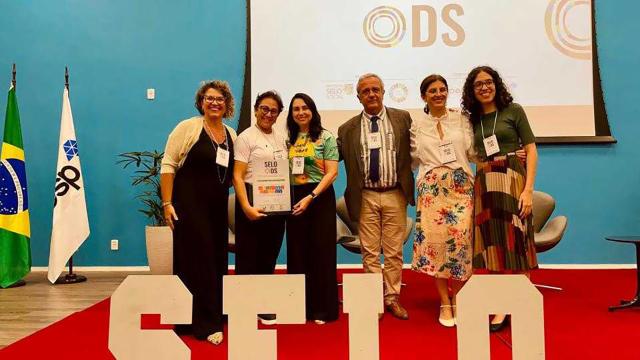 Representantes do Jornal Diário de Ideias em São Paulo recebendo a premiação do ODS