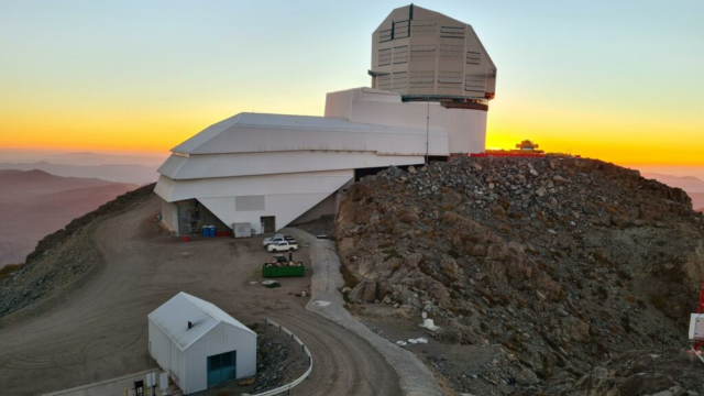 Vera C. Rubin Observatory, em meio ao deserto do Atacama, no Chile 