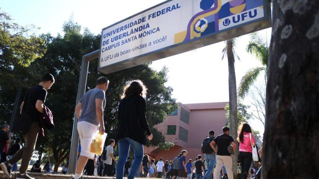 Imagem de grupo de pessoas caminhando após entrarem no Campus Santa Mônica 