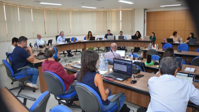 Imagem panorâmica mostrando pessoas presentes na Sala de Reuniões dos Conselhos Superiores para debates sobre o novo calendário acadêmico