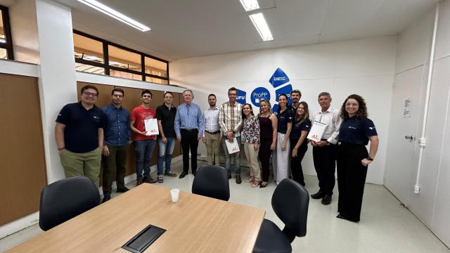 Equipe da UFU e representantes das empresas posando para foto