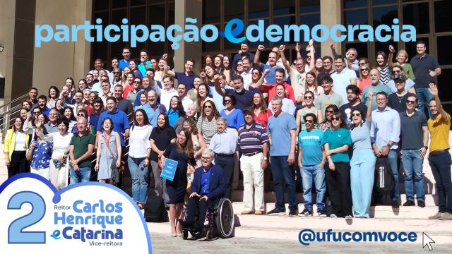 Arte de divulgação, com um grupo de pessoas reunidas na escadaria em frente ao prédio da Reitoria da UFU; inscrição 'participação & democracia'