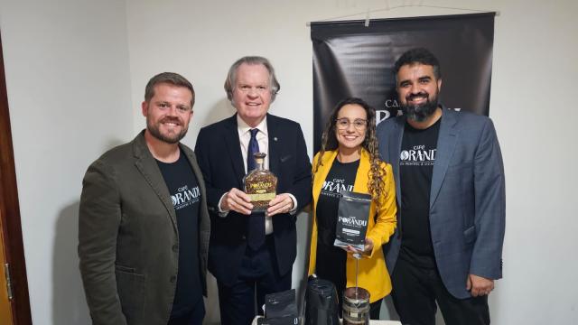 Representantes do Projeto “Da Semente à Xícara" juntamente com o reitor da UFU, professor  Valder Steffen no evento de celebração aos 39 anos da FAPEMIG