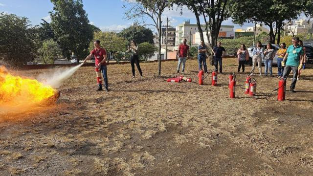 Imagem mostra servidores recebendo treinamento de combate a princípio de incêndios