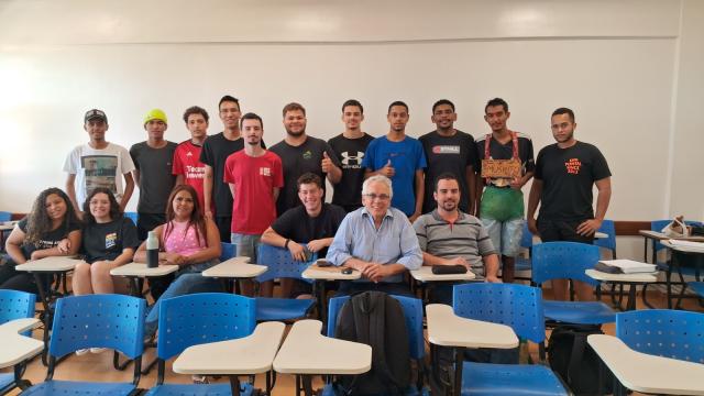 Estudantes de Engenharia de Produção e o palestrante reunidos