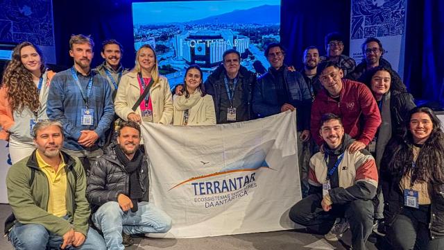 Foto posada com pessoas reunidas na conferência