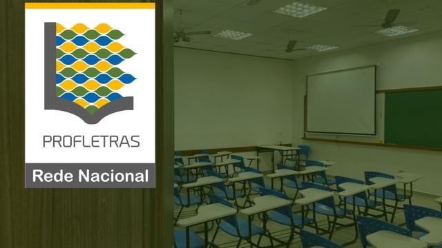 Arte de divulgação, com a logo do PROFLETRAS (à esquerda) e a foto de uma sala de aula vazia (à direita)