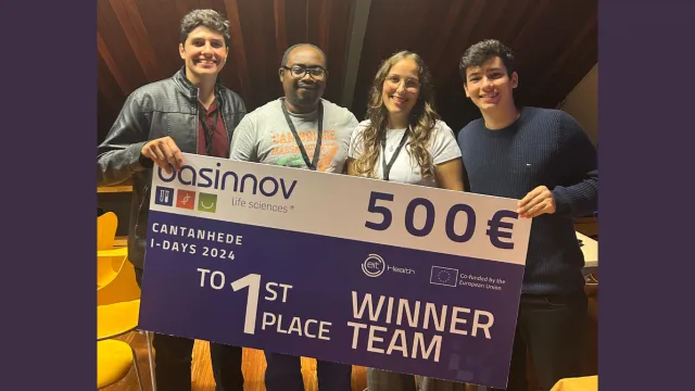 Foto dos estudantes com premiação