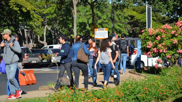 Estudantes da UFU no Campus Santa Mônica