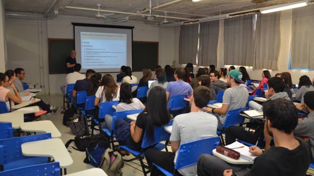 Estudantes assistem a uma palestra na UFU