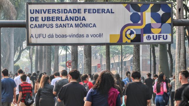 Entrada do Campus Santa Mônica em dia de prova do vestibular 2024 na UFU