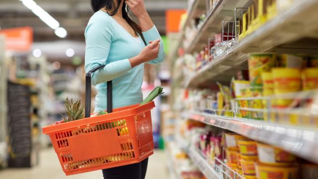 Mulher realiza compras no supermercado