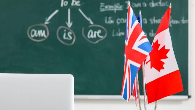 Quadro de sala de aula com as bandeiras do Reino Unido e do Canadá