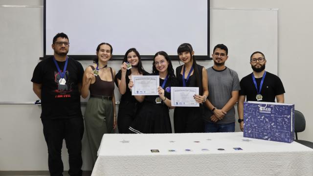 Equipe com diplomas 