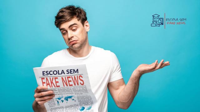 Homem lê jornal com o título: 'Escola Sem Fake News'