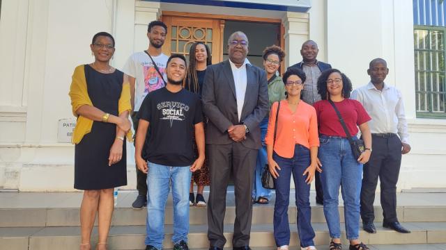 Alunos da UFU em frente à Universidade de Maputo