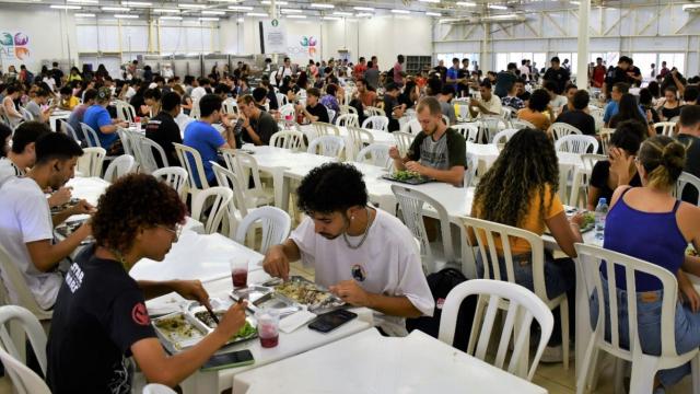 Imagem aberta da parte interna do Restaurante Universitário da UFU no Campus Santa Mônica