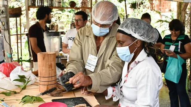 Homem orienta uma mulher