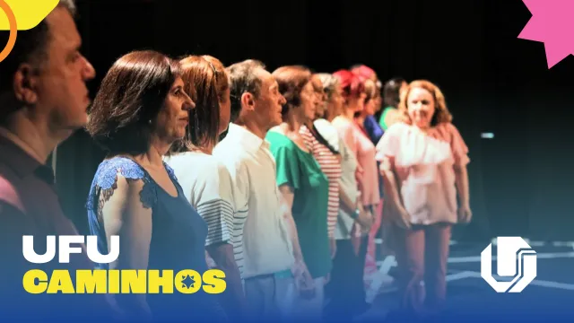 Arte com o filtro da série 'UFU Caminhos'; na imagem, um grupo de 12 pessoas idosas perfiladas