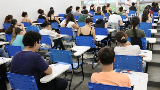 Imagem dos candidatos fazendo a prova 