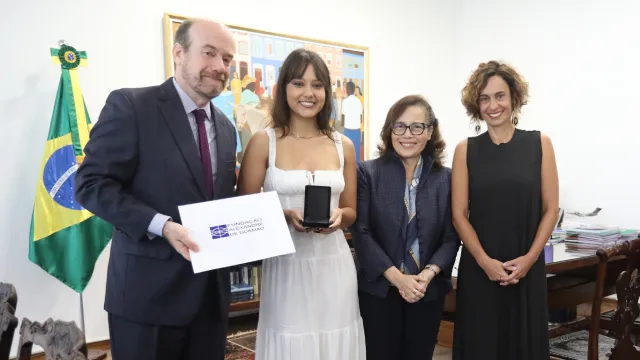 Mestranda recebe o prêmio no Ministério das Relações Exteriores