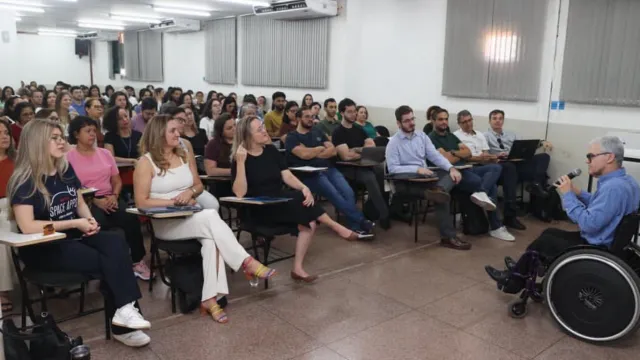 Foto do reitor falando no evento