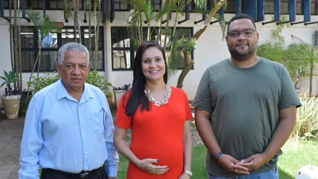 Antônio Machado (presidente do Grupo de Trabalho de Heteroidentificação - GTPPI), Elís Garcia (coordenadora dos trabalhos administrativos do GTPPI) e Samuel Pereira (membro de equipe da Comissão de Heteroidentificação de Concursos Públicos - CHCP)