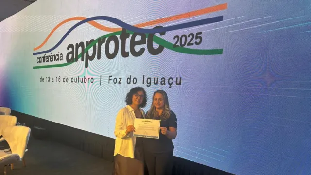 Pesquisadoras com certificado da premiação