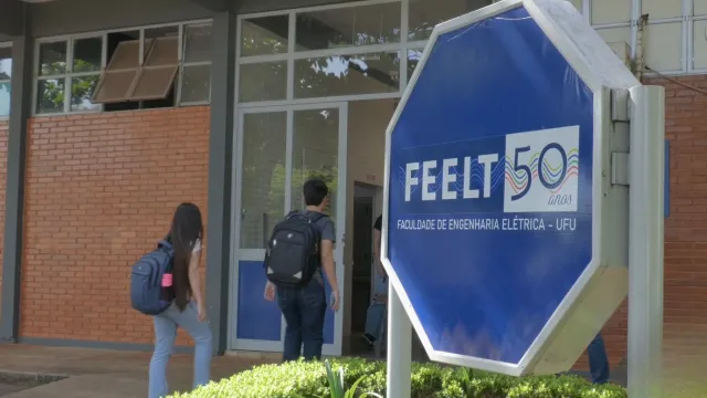 Entrada do Bloco E, no Campus Santa Mônica, da Engenharia Elétrica